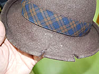 ヒビが入ってしまっている帽子は、クリーニング工程中に更に切れてしまう可能性が高く、どうしてもクリーニングをお受けすることができません。